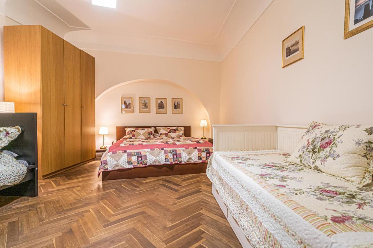 Ferienwohnung Stylish Studio At Lesser Town, Charles Bridge 3Min By Walk Prag Exterior foto