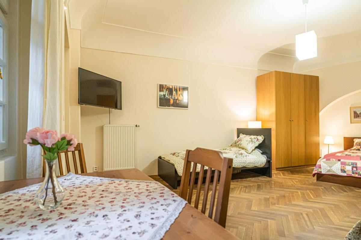 Ferienwohnung Stylish Studio At Lesser Town, Charles Bridge 3Min By Walk Prag Exterior foto