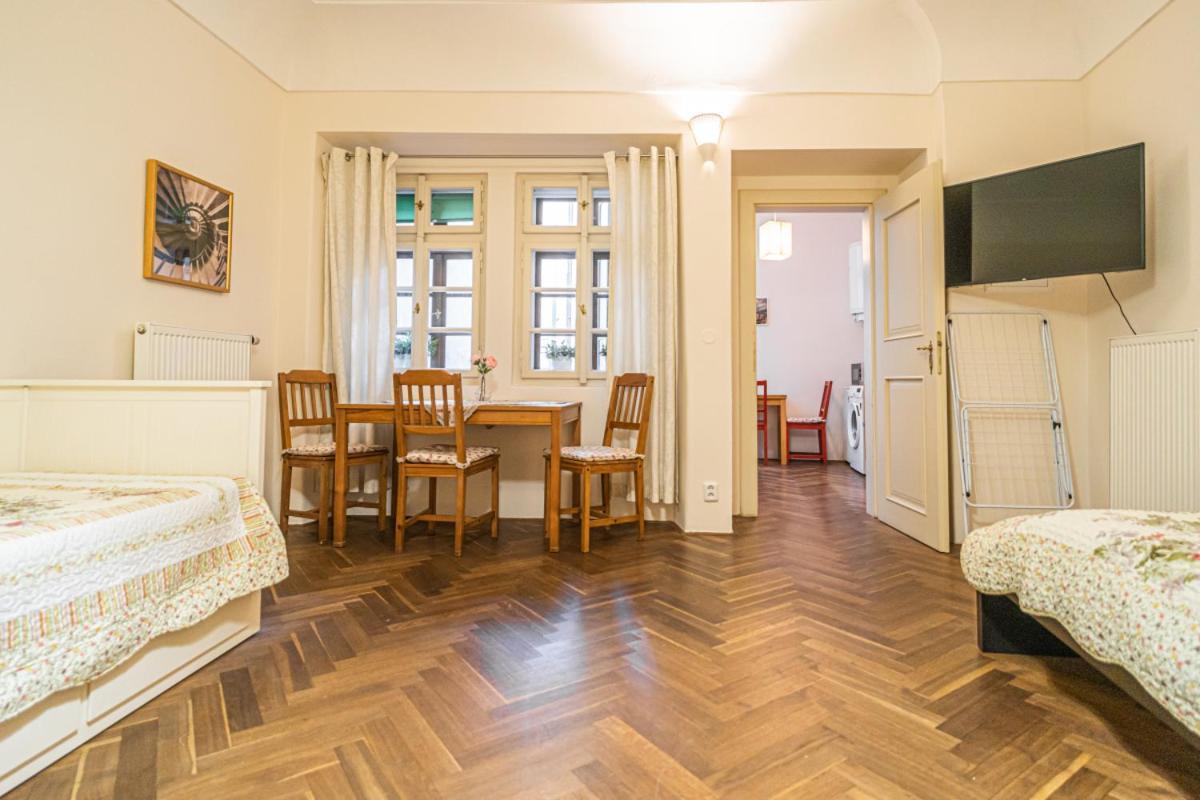 Ferienwohnung Stylish Studio At Lesser Town, Charles Bridge 3Min By Walk Prag Exterior foto