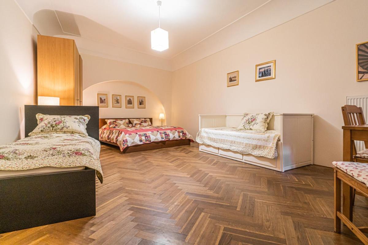 Ferienwohnung Stylish Studio At Lesser Town, Charles Bridge 3Min By Walk Prag Exterior foto