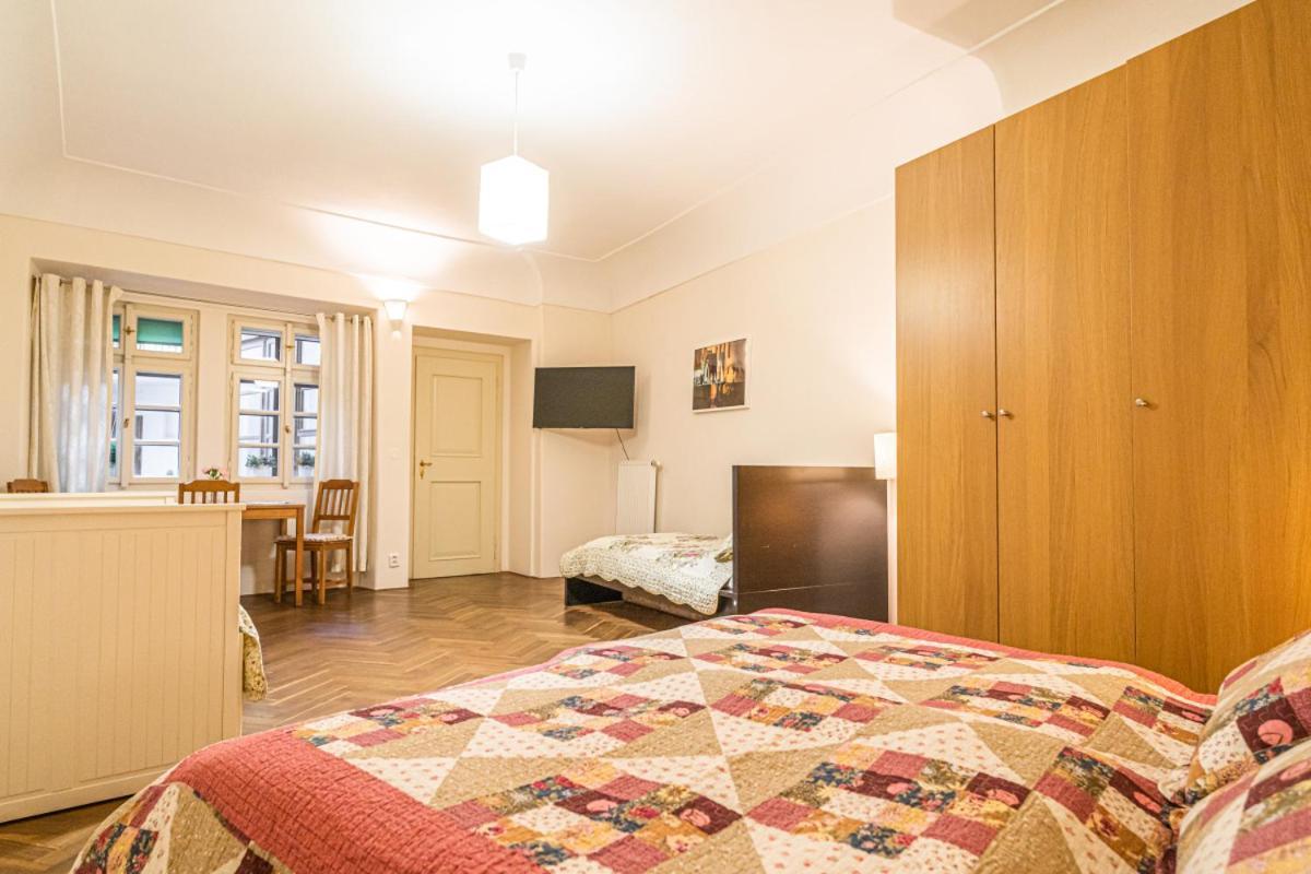 Ferienwohnung Stylish Studio At Lesser Town, Charles Bridge 3Min By Walk Prag Exterior foto