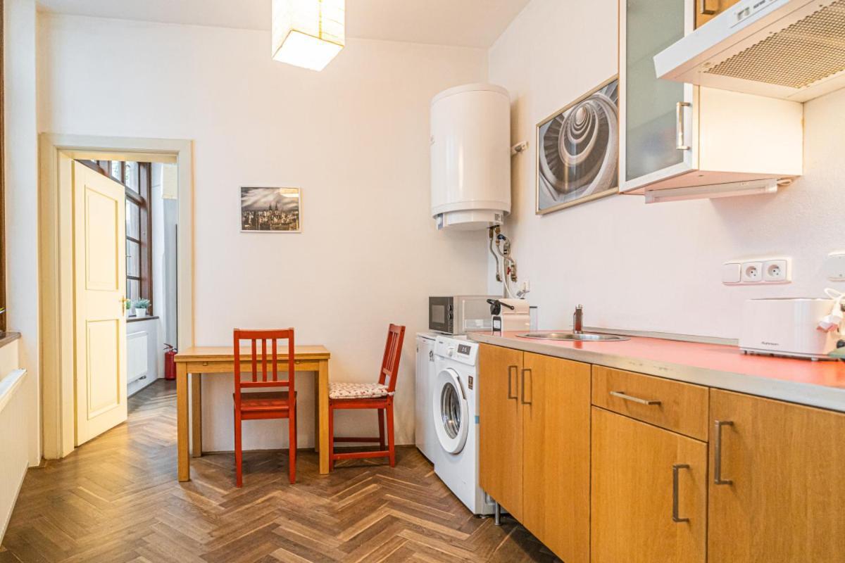 Ferienwohnung Stylish Studio At Lesser Town, Charles Bridge 3Min By Walk Prag Exterior foto