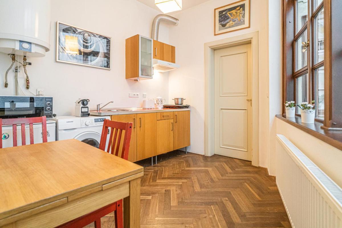 Ferienwohnung Stylish Studio At Lesser Town, Charles Bridge 3Min By Walk Prag Exterior foto